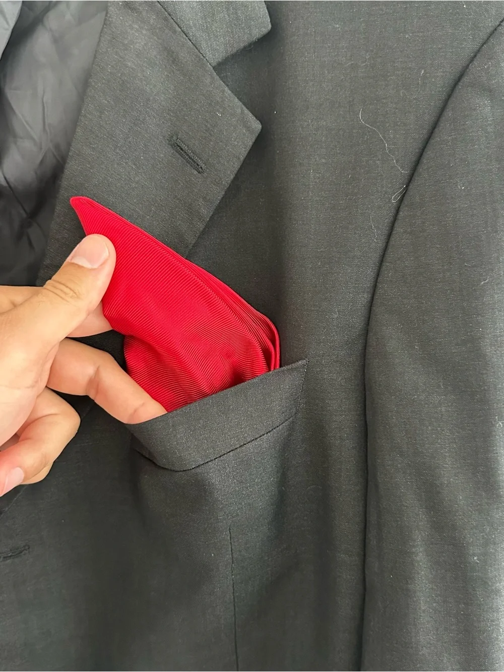 HUGO Black Single-Breasted Blazer with Red Pocket Square Size: 42R